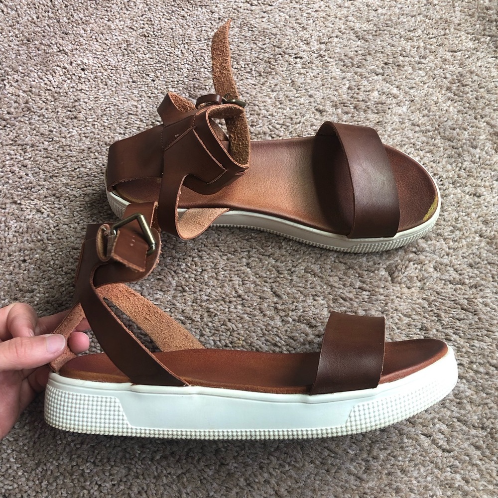 Platform brown sandal